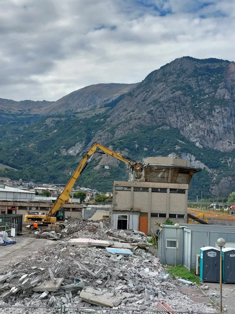 Des installations ferroviaires détruites pour cause de "grands travaux". |SUD-Rail]