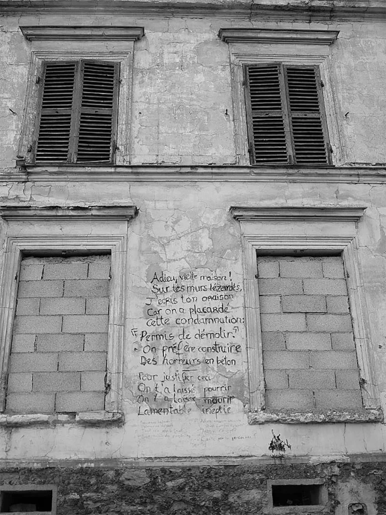 Maison de ville ancienne, à l’abandon avant démolition pour opération immobilière, à Bagneux (92), en 2008. [Patrice Leclerc]