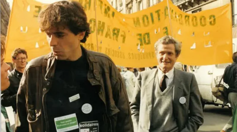 Derrière une banderole de la Coordination d’Ile-de-France, Léon Schwarzenberg et Pascal Dias, lors d’une manifestation de 1988. [Coll. P.Dias]