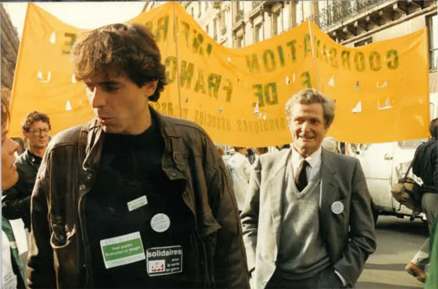 Derrière une banderole de la Coordination d’Ile-de-France, Léon Schwarzenberg et Pascal Dias, lors d’une manifestation de 1988. [Coll. P.Dias]