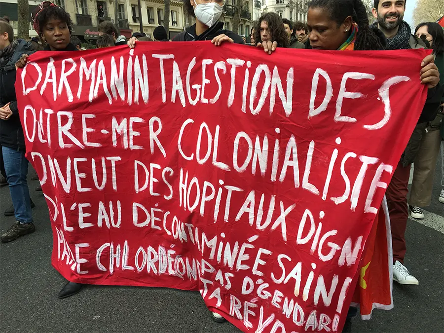 Banderole déployées lors de la manifestation du 25 mars contre le racisme et pour la régularisation des sans-papiers. [DR]