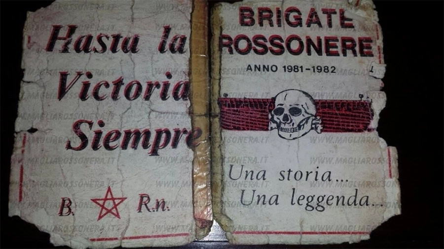 Photo d'une carte d'adhérent 1981/1982 des Brigate Rossonere du Milan AC, exprimant le dégoût de la politique qu'avait ce groupe (pourtant historiquement plutôt de gauche), montrant une totenkopf similaire à celle arborée par les SS à côté de la devise « Hasta la victoria siempre ». A cette époque, en Italie, ce genre d'assertion n’était pas rare, par pure provocation. Une analogie pourrait d'ailleurs être faîte avec le mouvement punk britannique de la même époque. [DR]