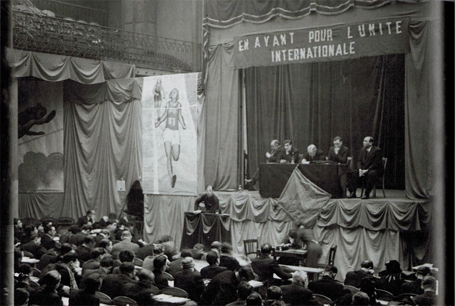 « 24 décembre 1934. Congrès de fusion. L’émotion est à son comble au 33 rue de la Granges aux belles, à Paris. A l’unanimité, les délégués de la FST et de l’USSGT décident de créer la Fédération sportive et gymnique du travail (FGST). “Devant les menaces fascistes, et les dangers de guerre, les organisations sportives des travailleurs ne sauraient prolonger plus longtemps leur division, ne méconnaissant pas les enseignements qui se dégagent des durs combats que la classe ouvrière des autres pays (Allemagne, Autriche, Italie, Lettonie) a dû engager contre des adversaires dont la victoire n’a été possible qu’en raison de la division ouvrière.” » Fonds FSGT, reproduit dans La FSGT. Du sport rouge au sport populaire, éditions La ville brule, 2014. [Coll. CM]