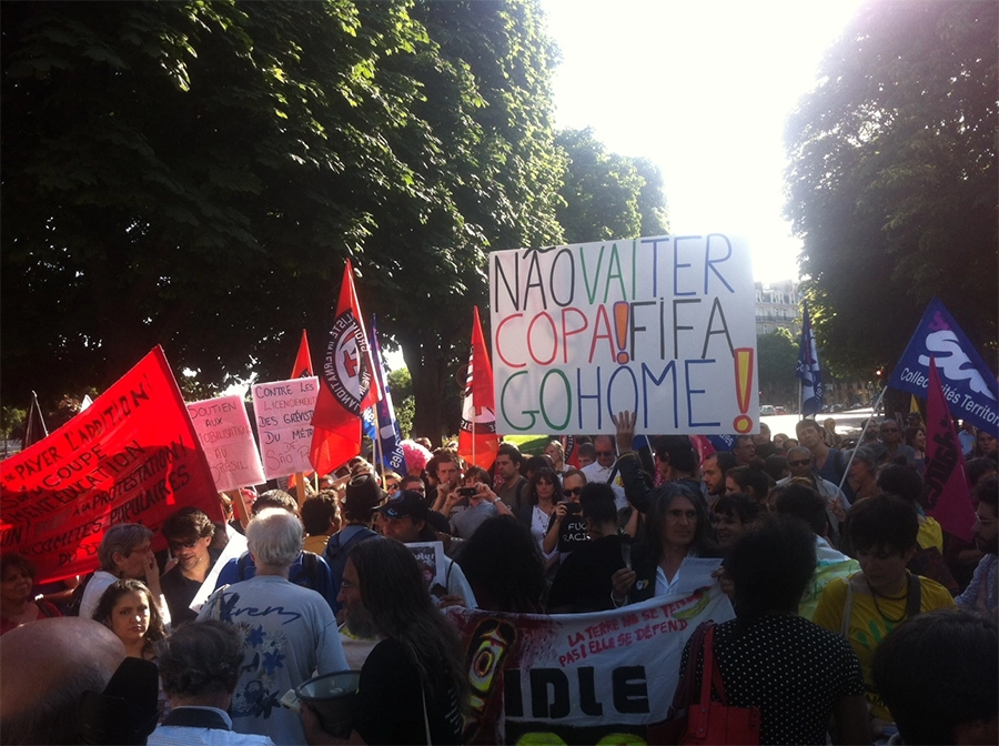 Rassemblement devant l’ambassade du Brésil à Paris, le 12 juin 2014. [Coll. CM]