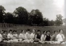 « L’équipe féminine travailliste de l’Union sportive des cheminotes (future championne de France de basket-ball 1926), au stade de la Seigneurie à Pantin, en 1923. » Fonds FSGT, reproduit dans La FSGT. Du sport rouge au sport populaire, éditions La ville brule, 2014. [Coll. CM]