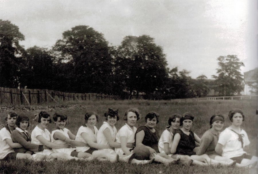 « L’équipe féminine travailliste de l’Union sportive des cheminotes (future championne de France de basket-ball 1926), au stade de la Seigneurie à Pantin, en 1923. » Fonds FSGT, reproduit dans La FSGT. Du sport rouge au sport populaire, éditions La ville brule, 2014. [Coll. CM]