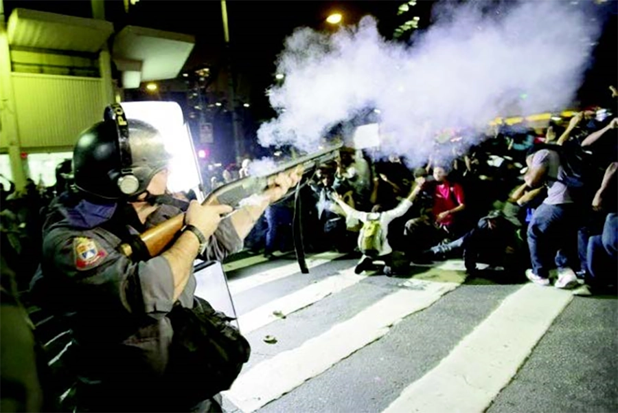 La violence policière et militaire contre les manifestations populaires au Brésil. [Coll. CM]