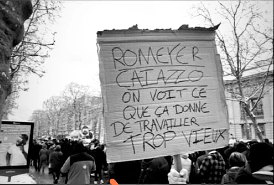 Pancarte « Romeyer ; Caïazzo : On voit ce que ça donne de travailler trop vieux », brandie par un manifestant à Saint-Étienne lors de la lutte pour les retraites, en 2023. Cette pancarte fait référence à Roland Romeyer et Bernard Caïazzo, co-présidents de l'ASSE ; honnis par les deux groupes ultra' de la ville pour leur gestion calamiteuse du club, depuis de nombreuses années, tous deux âgés de plus de 70 ans. [DR]