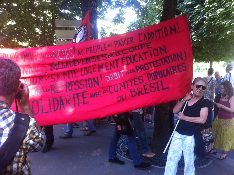 Rassemblement devant l’ambassade du Brésil à Paris, le 12 juin 2014. [Coll. CM]