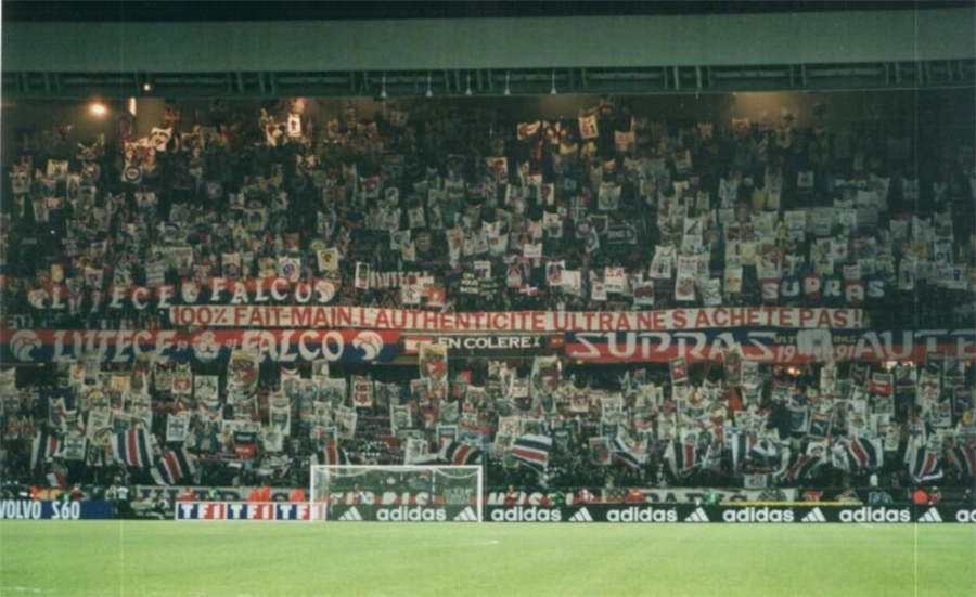 Tifo du Virage Auteuil du PSG (Lutèce Falco, Supras Auteuil, Tigris Mystic), composé de calicots et orné d'une banderole « 100% fait-main, l'authenticité ultra' ne s'achète pas ! », tournant en dérision les groupes se réclamant du mouvement ultra' faisant produire leurs bâches, drapeaux, calicots et tifos en imprimerie, au lieu de les peindre à la main comme le veulent les codes ultra' traditionnels. [DR]